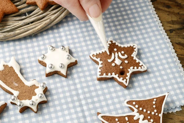 Como fazer biscoitos de gengibre de Natal, tutorial . — Fotografia de Stock