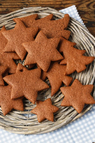 ख्रिसमस जिंगरब्रेड कुकीज, प्रशिक्षण कसे बनवायचे . — स्टॉक फोटो, इमेज
