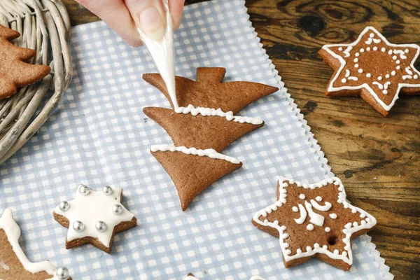 How to make christmas gingerbread cookies, tutorial. — Stock Photo, Image