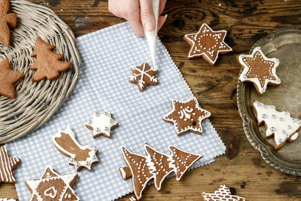 Cómo hacer galletas de jengibre de Navidad, tutorial . —  Fotos de Stock