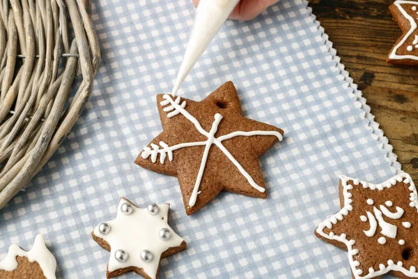 Как сделать рождественские пряники печенье, учебник . — стоковое фото