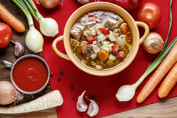 Goulash soep schotel — Stockfoto