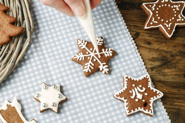 Cómo hacer galletas de jengibre de Navidad, tutorial . —  Fotos de Stock