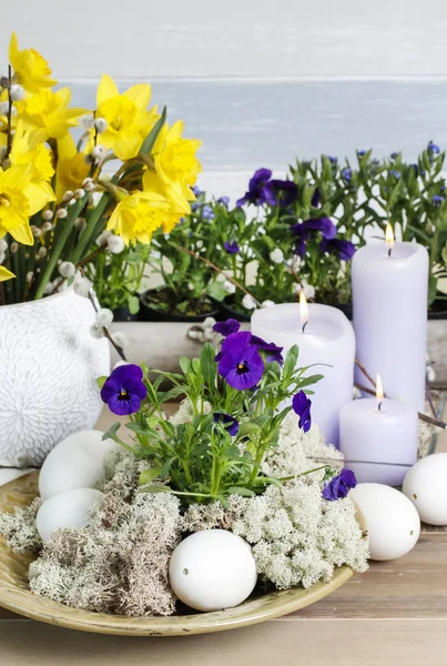 Bouquet av gule påskeliljer og blomsterarrangement med pansy fl – stockfoto