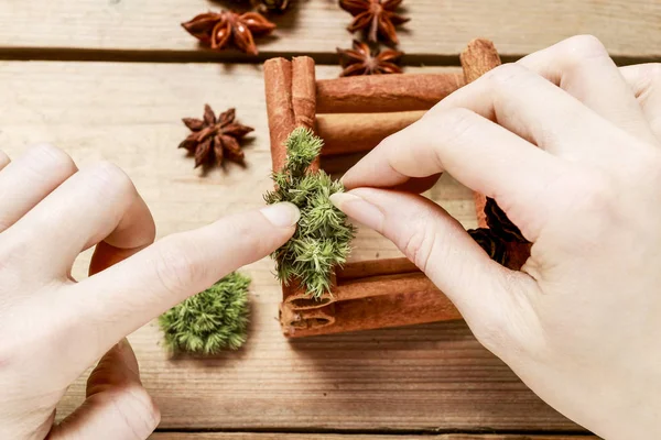 Cómo hacer candelabro de Navidad con palos de canela, tutori — Foto de Stock