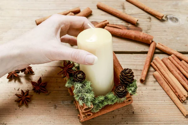 Cómo hacer candelabro de Navidad con palos de canela, tutori — Foto de Stock