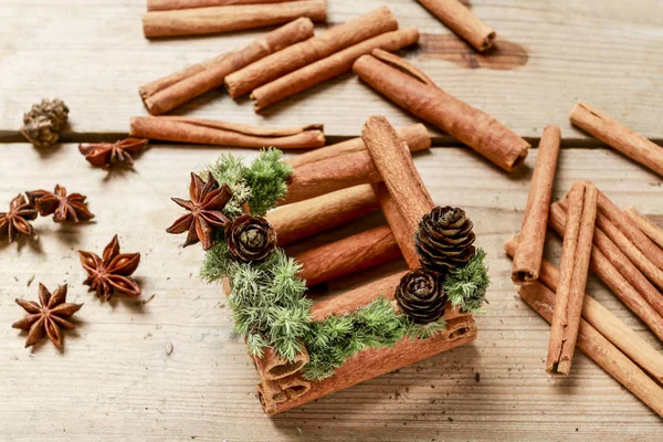 How to make christmas candle holder with cinnamon sticks, tutori — Stock Photo, Image