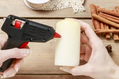 Tarçın çubukları ile süslenmiş mum nasıl yapılır, öğretici