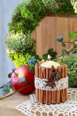 Tarçın ile dekore edilmiş mum