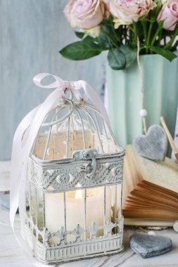 Pembe güller, vintage fenerler ve mumlar ile masa dekorasyonu.