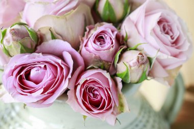 Seramik vazo içinde pembe gül buketi.