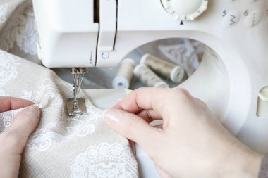 moeder dochter gebruik naaimachine kijken.