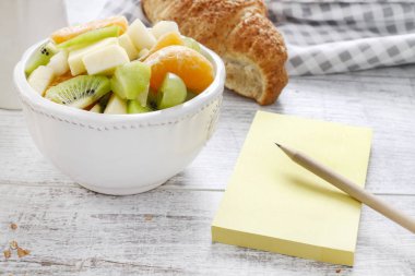 Sarı defter ve ahşap masa üzerinde sağlıklı gıda