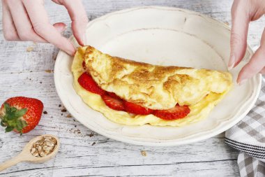 Nasıl çilek ile ev yapımı omlet yapmak, öğretici.