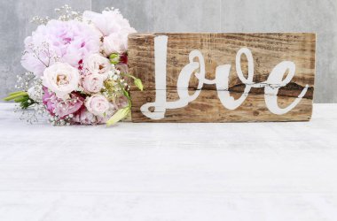 Pembe şakayık, gül ve sarı eustomas ile buket (lisianthus