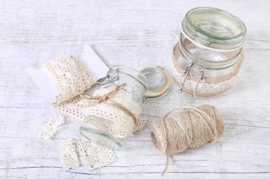 Nasıl Cam Kavanoz yapmak dantel ve dize ile dekore edilmiş