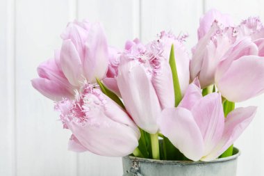 Bir buket pembe lale..