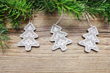 Ahşap arka planda noel ağaçları ile Köknar çelenk