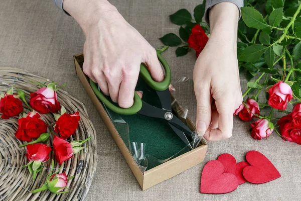 Hoe maak je Valentine's Day gift met eenvoudige papier doos en rode r — Stockfoto