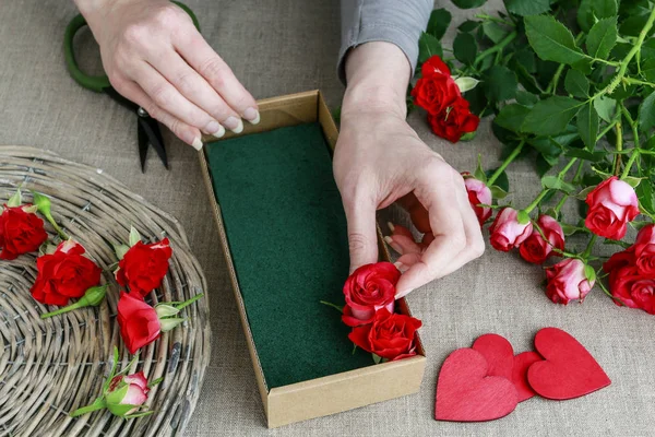 Wie man Valentinstag Geschenk mit einfachen Pappschachtel und roten r machen — Stockfoto
