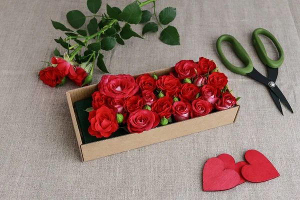 Wie man Valentinstag Geschenk mit einfachen Pappschachtel und roten r machen — Stockfoto