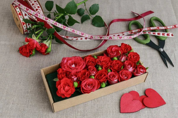How to make Valentine 's Day gift with simple paper box and red r — стоковое фото