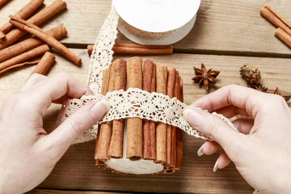 How to make candle decorated with cinnamon sticks, tutorial — Stock Photo, Image