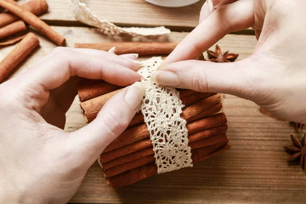 How to make candle decorated with cinnamon sticks, tutorial