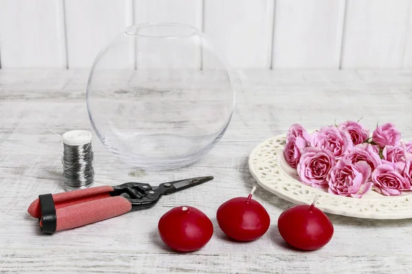 How to make Valentine's Day table decoration with pink roses and — Stock Photo, Image