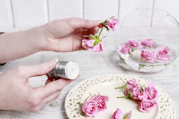 Nasıl pembe güller ile Sevgililer Günü masa dekorasyonu yapmak ve — Stok fotoğraf