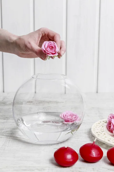 How to make Valentine's Day table decoration with pink roses and — Stock Photo, Image