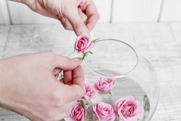 How to make Valentine's Day table decoration with pink roses and — Stock Photo, Image