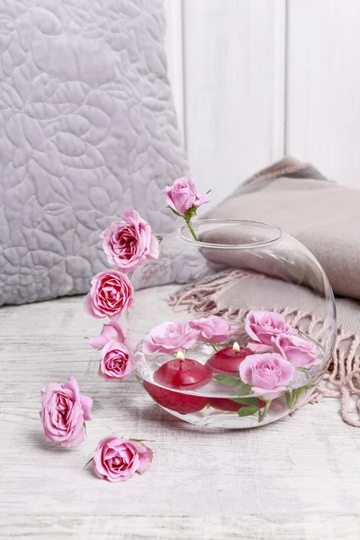 Jak udělat Valentýnské dekoraci u růžových růží a — Stock fotografie