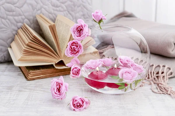 How to make Valentine's Day table decoration with pink roses and — Stock Photo, Image