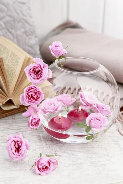 How to make Valentine 's Day table decoration with pink roses and — стоковое фото