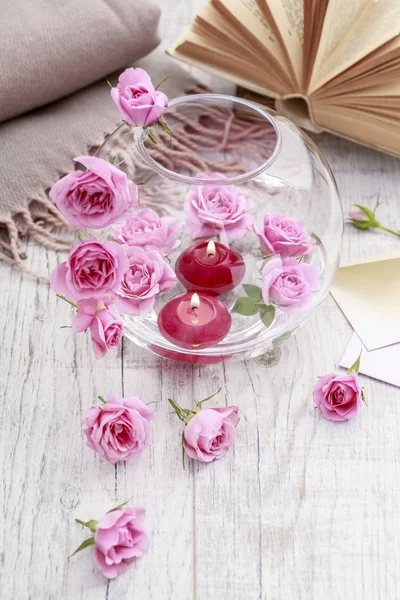 How to make Valentine 's Day table decoration with pink roses and — стоковое фото