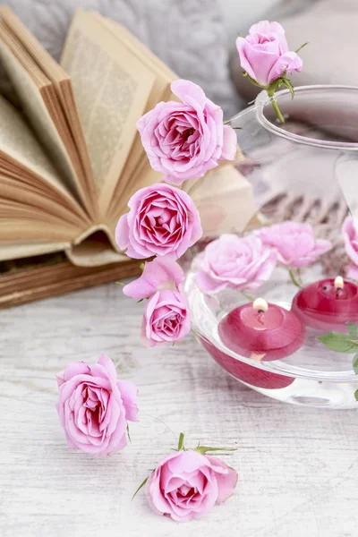 Como fazer a decoração de mesa do Dia dos Namorados com rosas rosa e — Fotografia de Stock