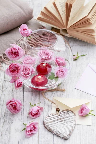 Nasıl pembe güller ile Sevgililer Günü masa dekorasyonu yapmak ve — Stok fotoğraf