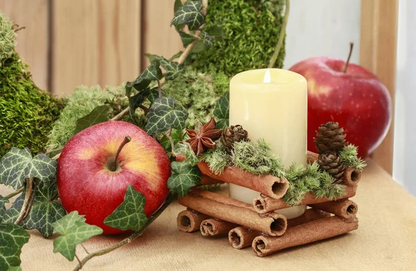 Christmas candle holder with cinnamon sticks, moss and anise sta — Stock Photo, Image