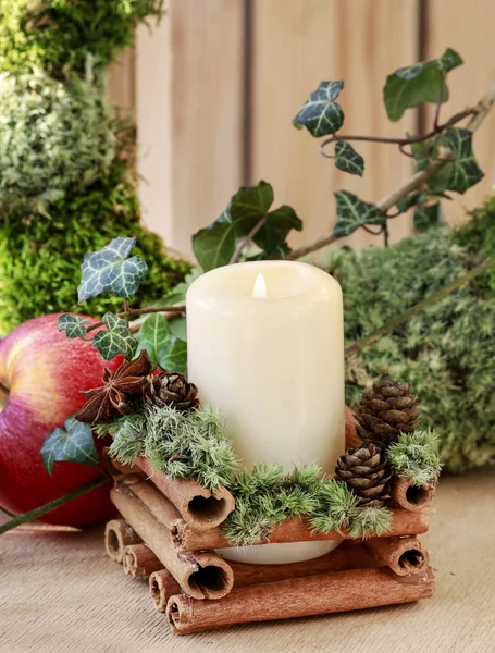 Portavelas navideño con varillas de canela, musgo y anís sta — Foto de Stock