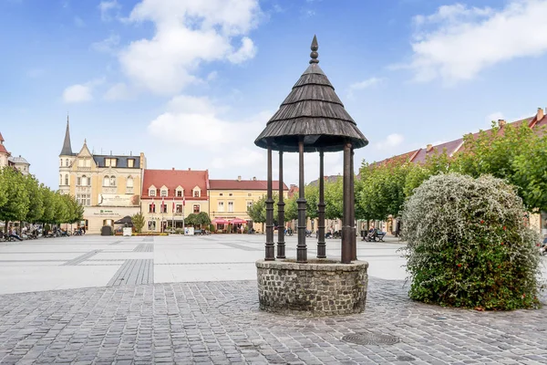 PSZCZYNA, POLONIA - 01 DE OCTUBRE DE 2016: Pozo antiguo en la ma principal — Foto de Stock