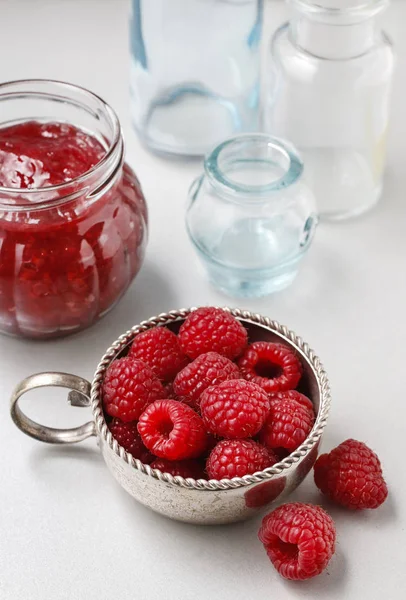 一碗树莓和红果酱. — 图库照片
