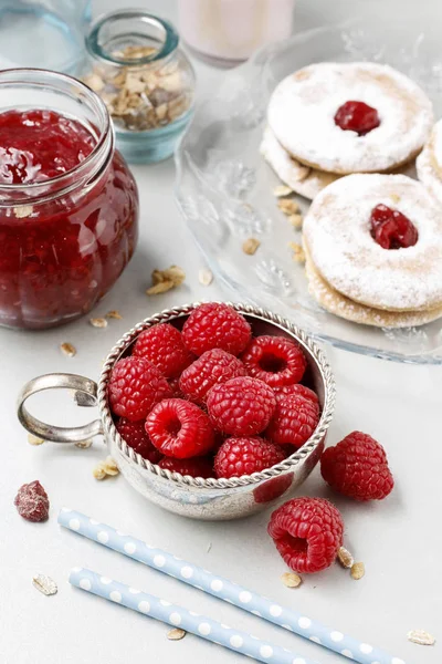 Bowl of raspberries and red jam. — Stock Photo, Image