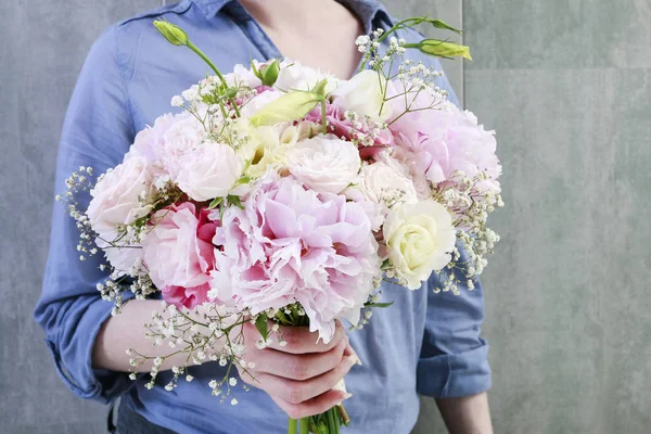 Mulher segurando buquê de flores rosa e amarela . — Fotografia de Stock