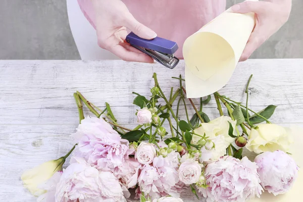 Как сделать прекрасный подарок для гостей свадьбы с розами и эусом — стоковое фото