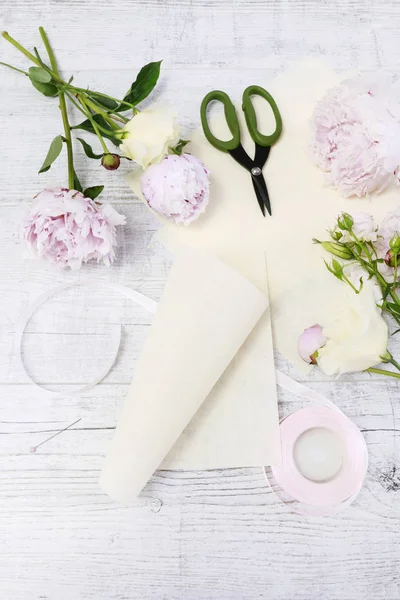 Hoe maak je mooi cadeau voor bruiloft gasten met rozen en Eus — Stockfoto