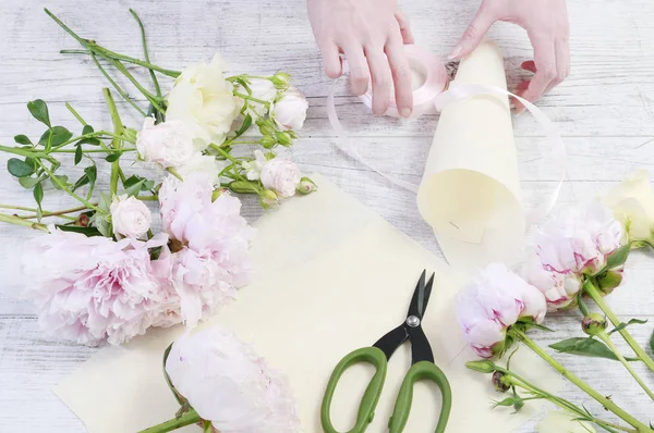 Hoe maak je mooi cadeau voor bruiloft gasten met rozen en Eus — Stockfoto