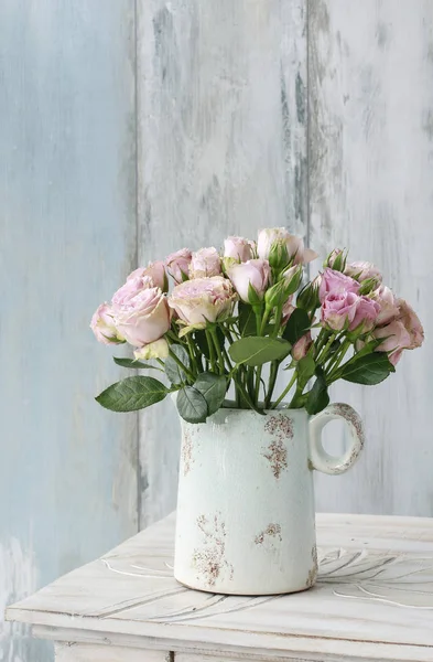 Bouquet of pink roses in ceramic vase. — Stock Photo, Image