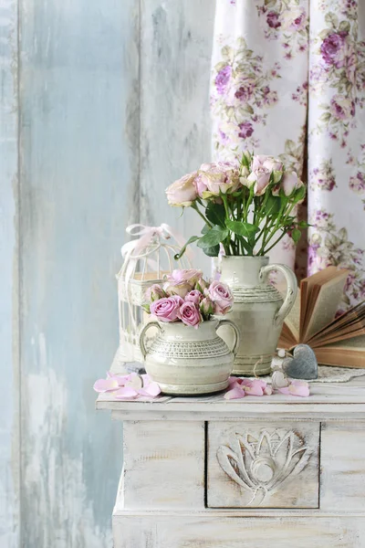 Ramo de rosas rosadas en jarrón de cerámica . — Foto de Stock