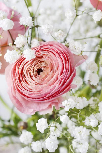 Rosafarbene Hahnenfußblüten und winzige weiße Zigeunerblume. — Stockfoto